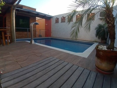 Vista da piscina e deck
