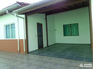 Casa com 1 dormitório em Condomínio Fechado - vaga coberta