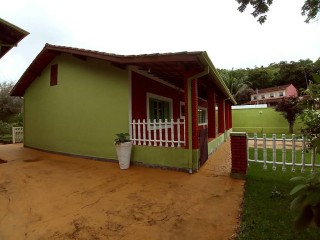 Casa com 2 amplos dts em terreno de 300m2 - próxima praia - Martim de Sá