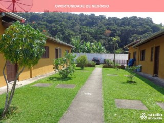 CASA TÉRREA EM CONDOMÍNIO COM 2 DTS E ESTACIONAMENTO PARA DOIS CARROS