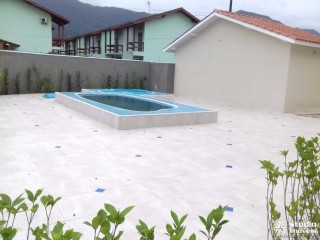 Casa a venda em Condomínio Fechado na Praia Massaguaçu em Caraguatatuba