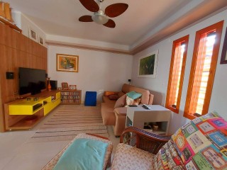 Linda Casa dentro de Condomínio Fechado com Piscina, 03 dormitórios