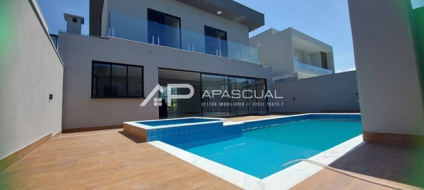 Casa nova de alto padrão em condomínio fechado em Caraguatatuba!
