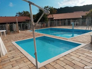Casa térrea com 2 dts ( 1 suite ) em Condomínio Fechado com lazer