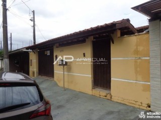 Casa térrea muito bem localizada com 3 suites e 3 vagas de garagem