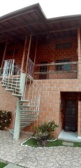 Casa com 2 dormitórios em Condomínio com Piscina - Martim de Sá