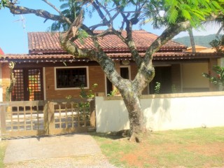 CASA A VENDA À 200m DA PRAIA DO CAPRICÓRNIO