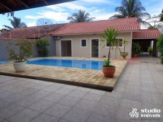 Casa com Edicula e Piscina para Locação em Caraguatatuba