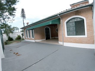 Casa térrea com 3 dts ( 1 suite ) Imóvel Residencial ou Comercial