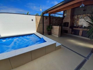 Ótimo sobrado com piscina e gourmet, em condomínio geminado na Massaguaçu!