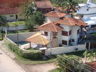 LINDA CASA NO CAPRICÓRNIO À 50m DA PRAIA